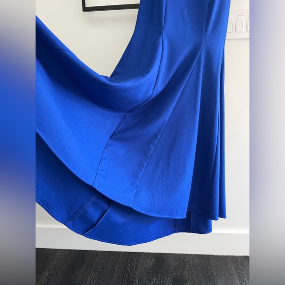 Evening dress with a long train. - Picture 4 of 13